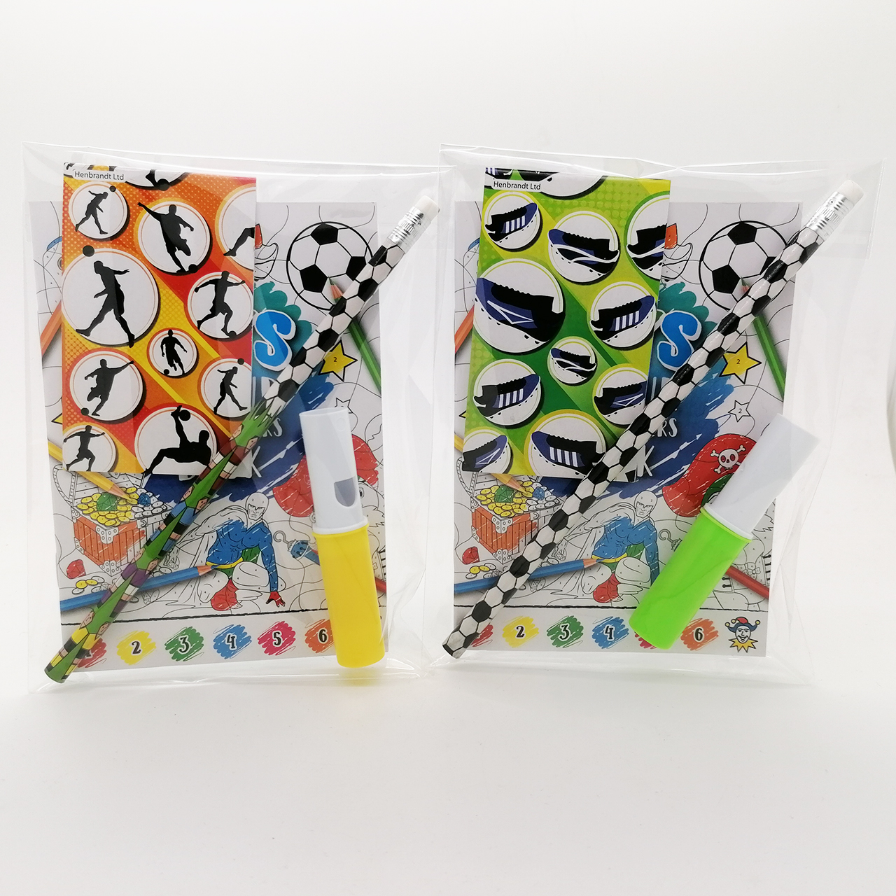 Voetbal fluit trakteren op school