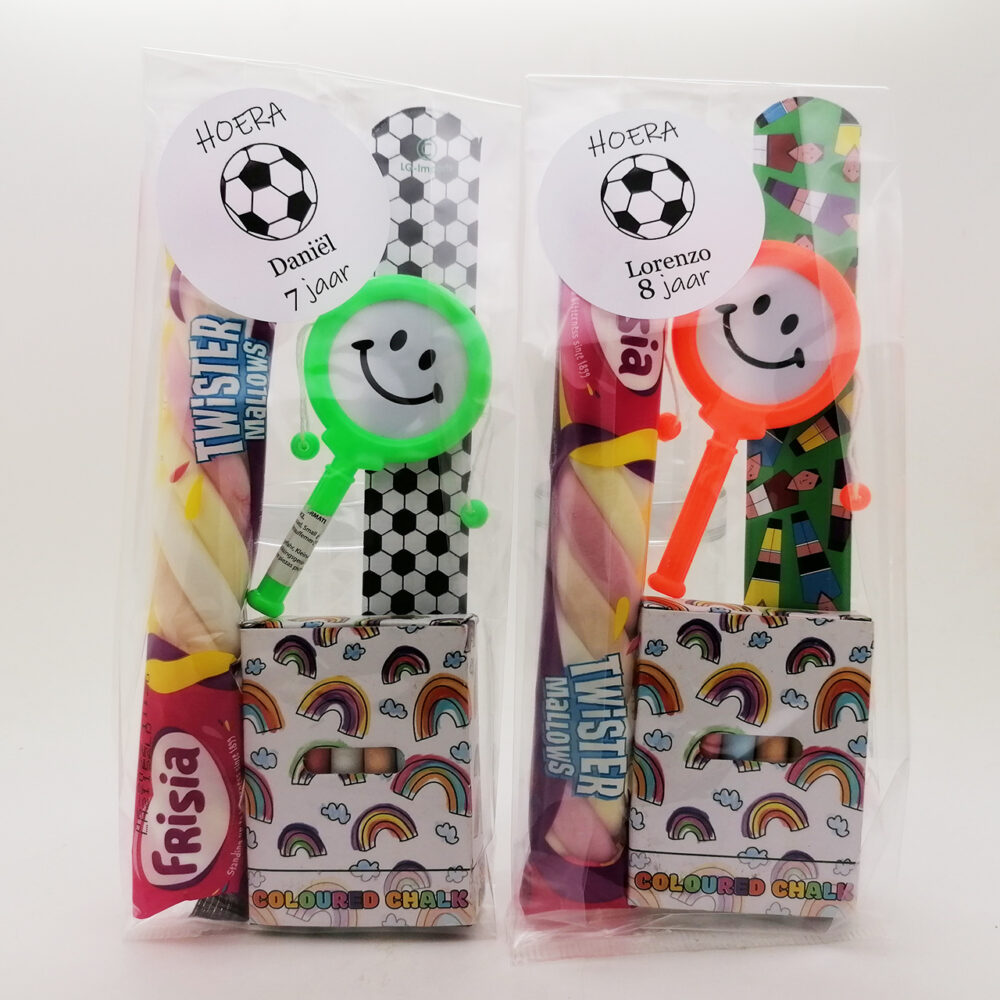 Voetbal traktaaties klaparmbanden stoepkrijt kabel spek naam stickers
