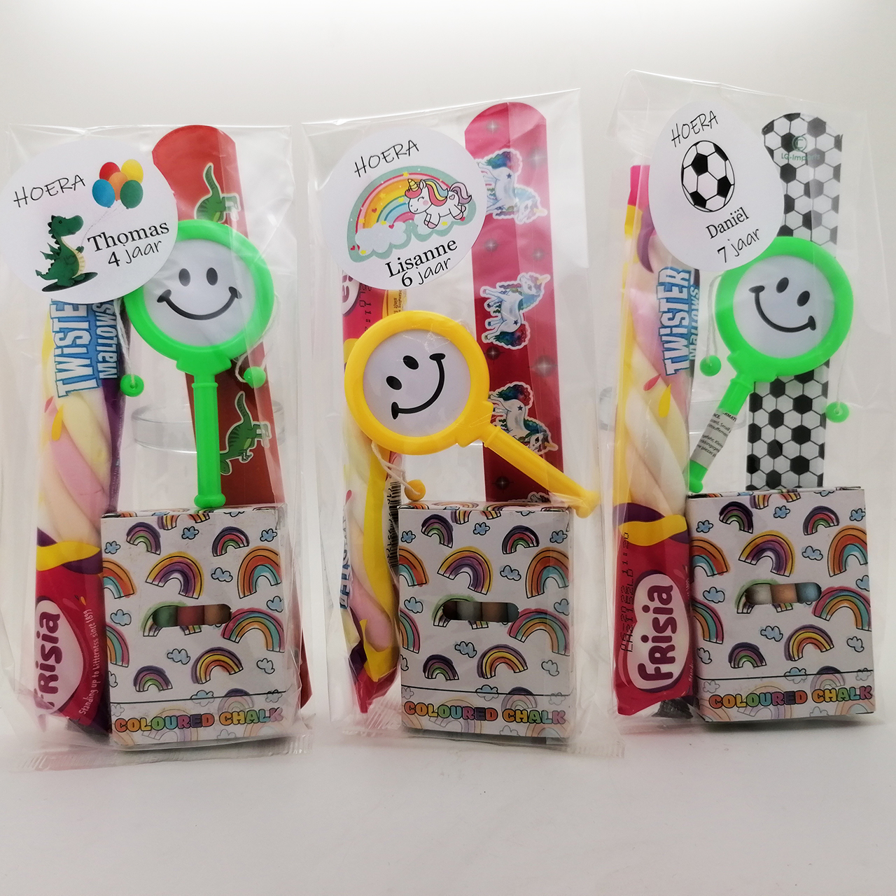 Trakteren voetbal dino en unicorn jongens en meisjes stoepkrijt klaparmband