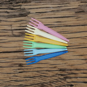 Kleine plastic vorkjes gekleurd