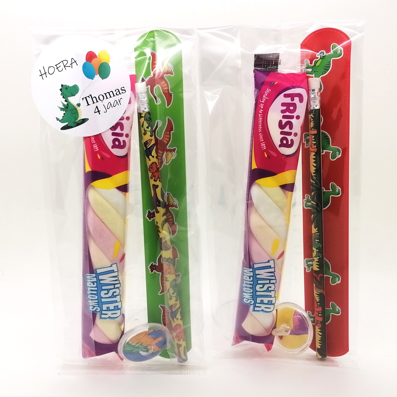 Traktatie dino jongen uitdeelcadeautje spek