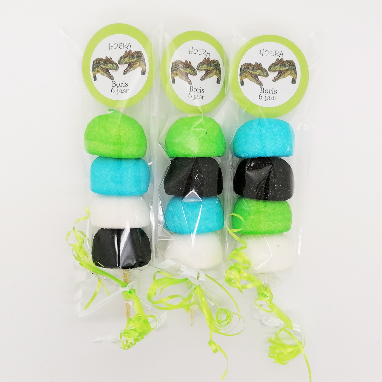 Spebol prikkers dinosaurus met naamsticker snoep