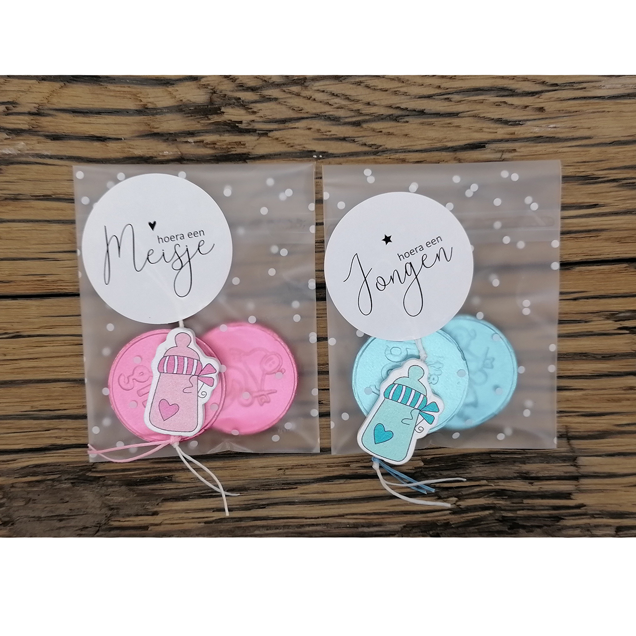 Geboorte traktaties munt gelukshanger jongen meisje