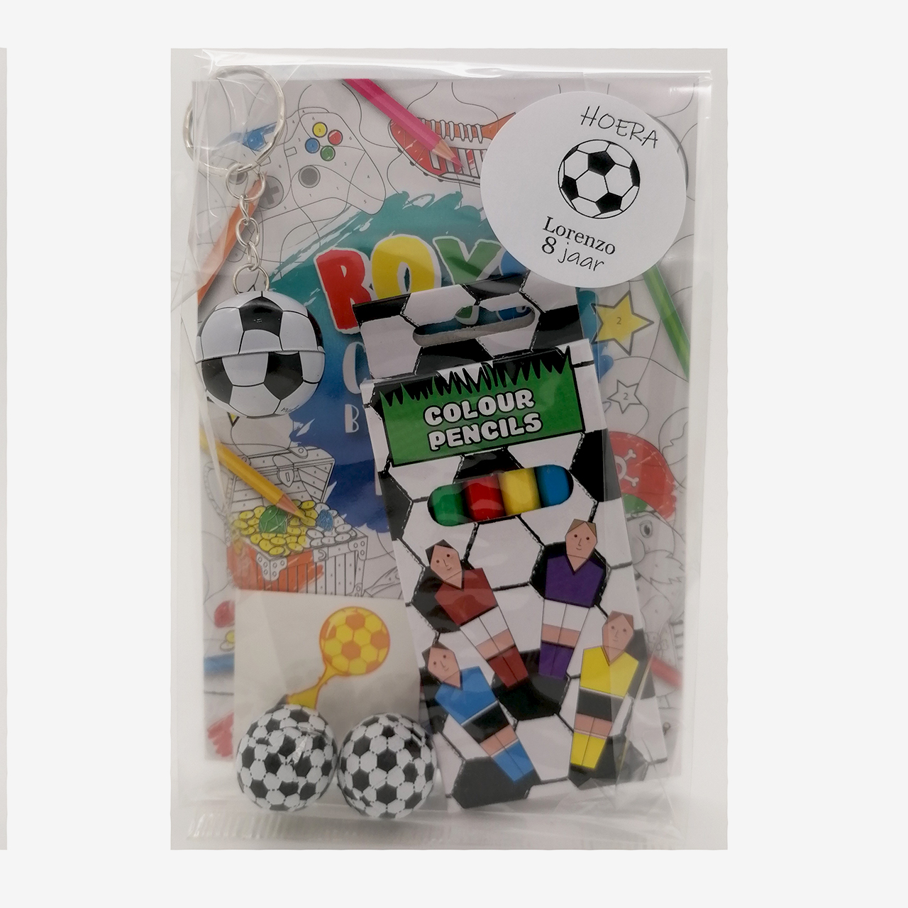 Traktatie kant en klaar voetbal kleurboekje chocolade Voetballen trakteren op school sleutelhanger chocolade