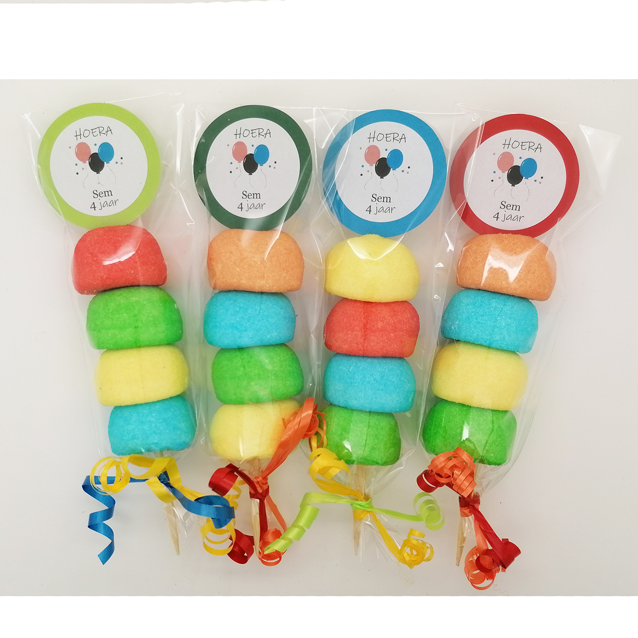 Regenboog spekbol prikkers met naam snoeptaart traktatie