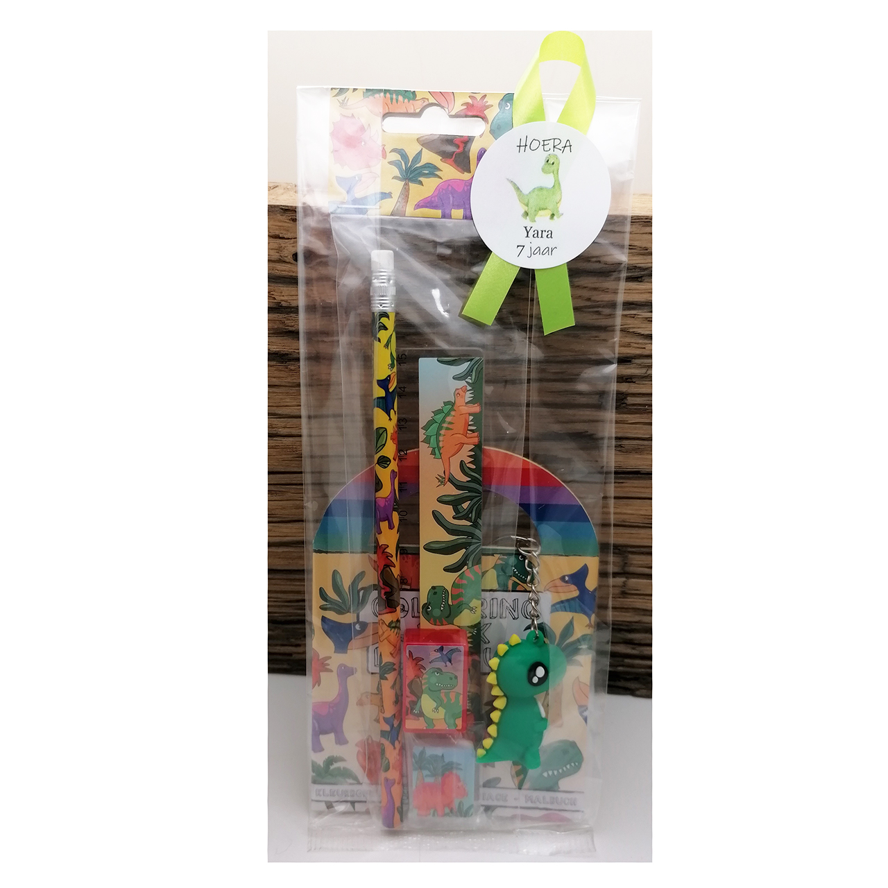 Dino traktatie zelf maken uitdeelcadeautjes Dinosaurus traktaties school schrijfsetje sleutelhanger stickers kleur boekje