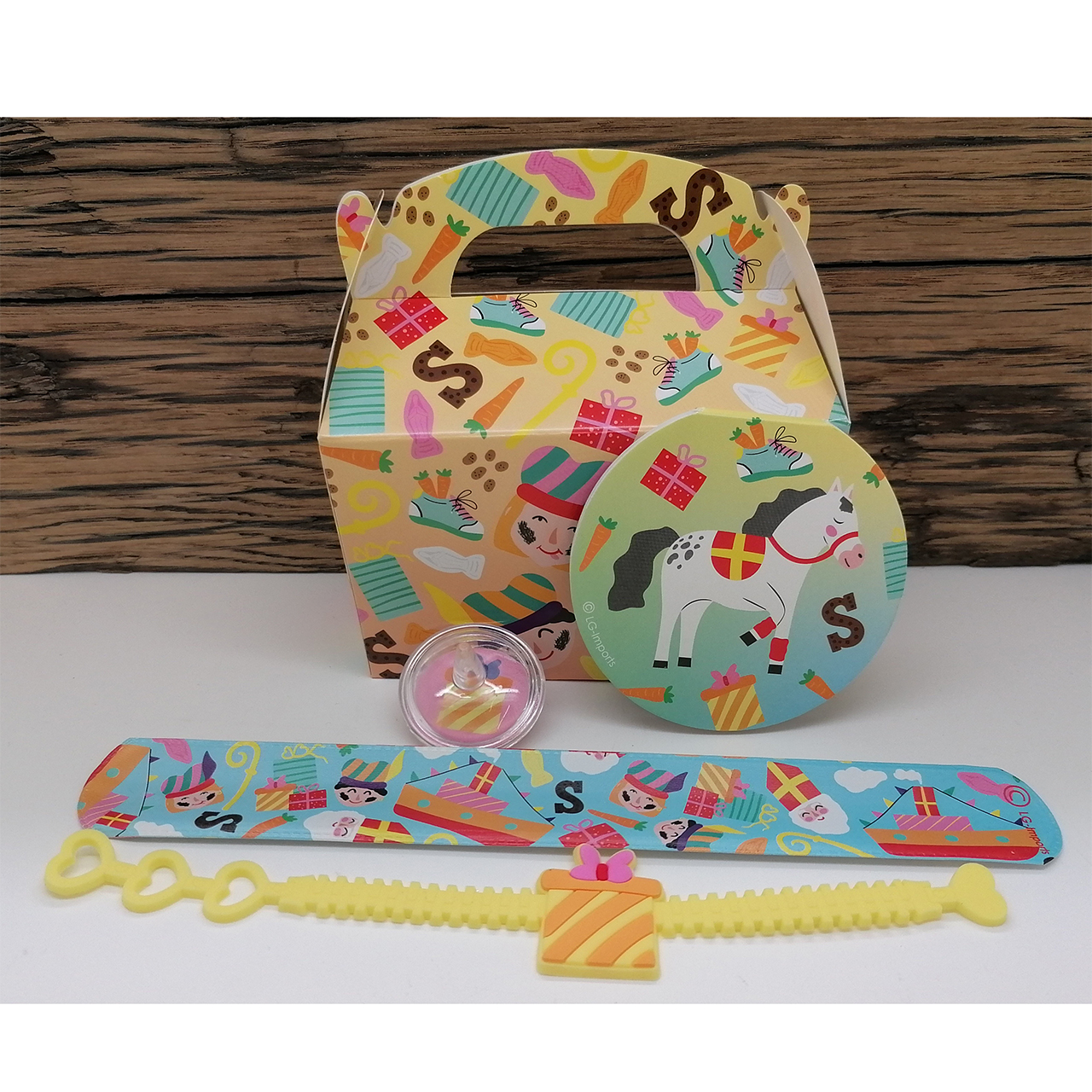 sinterklaas traktatie cadeautjes armband tol boekje in doosje