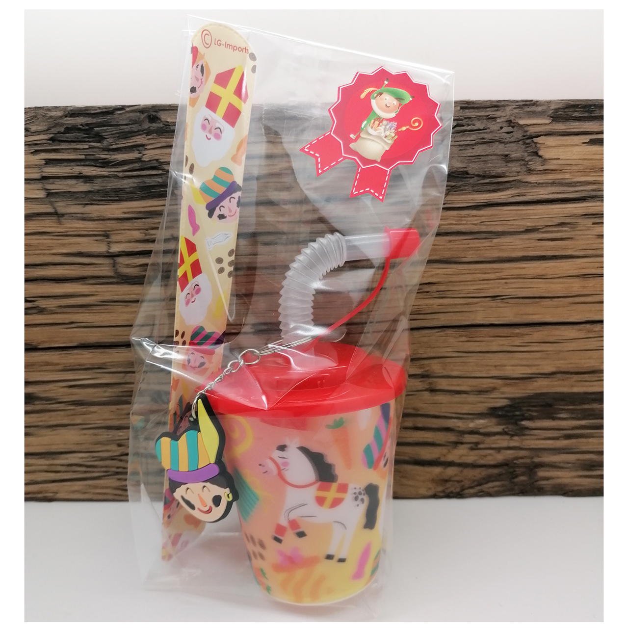Sinterklaas beker schoencadeautjes sleutelhang armbandje trendy schoencadeautjes sleutelhangers drinkbeker rietje klaparmband