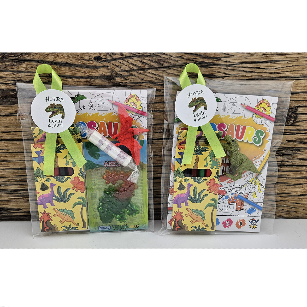 Dino traktatie met cadeautjes en snoep trakteren