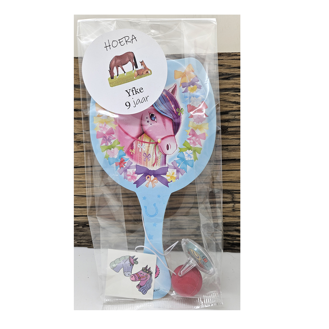 Paarden traktatie meisje uitdelen op school Traktatie paard thema uitdeelcadeautjes