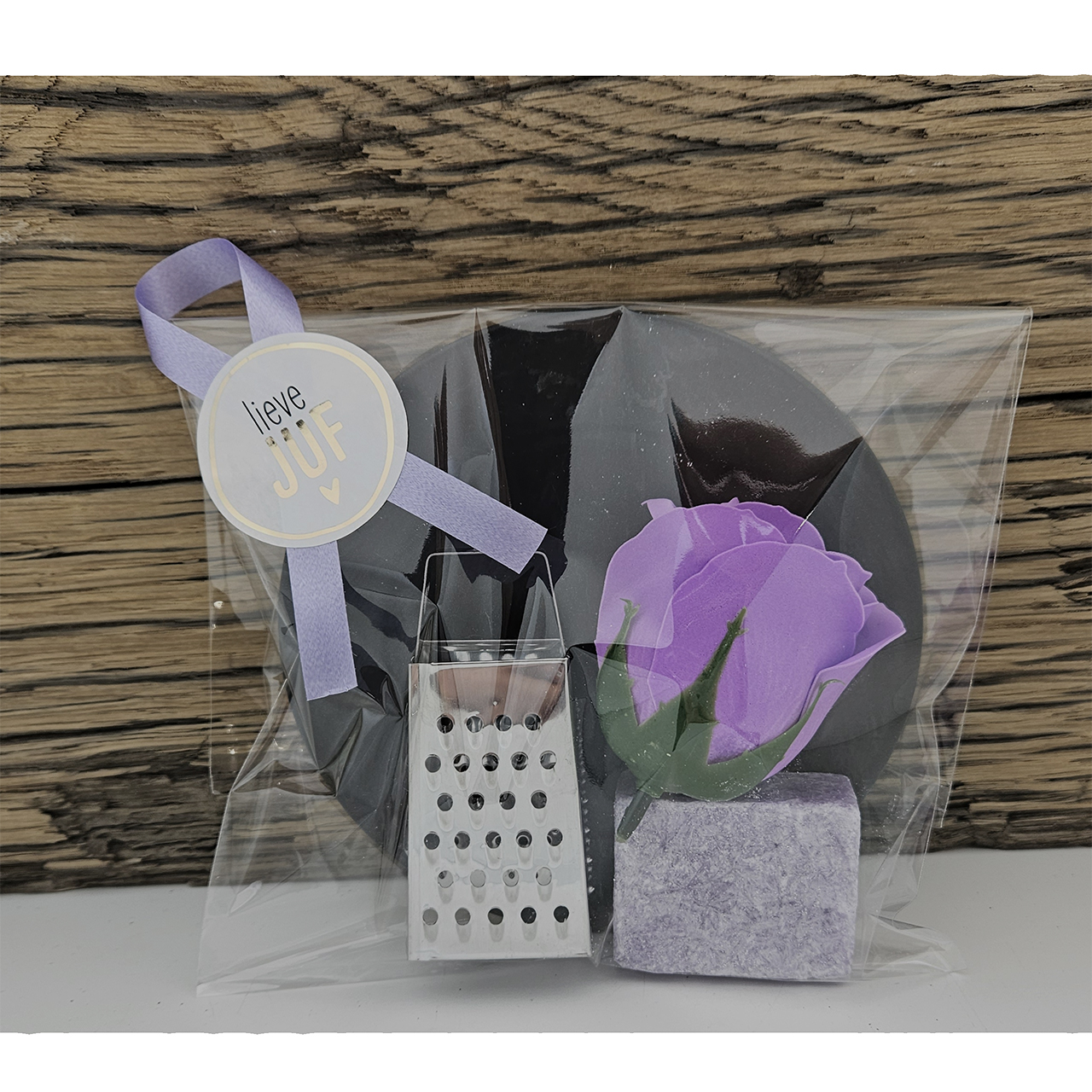 Juffendag cadeautje amber blokje zeep roos rasp collega kerst