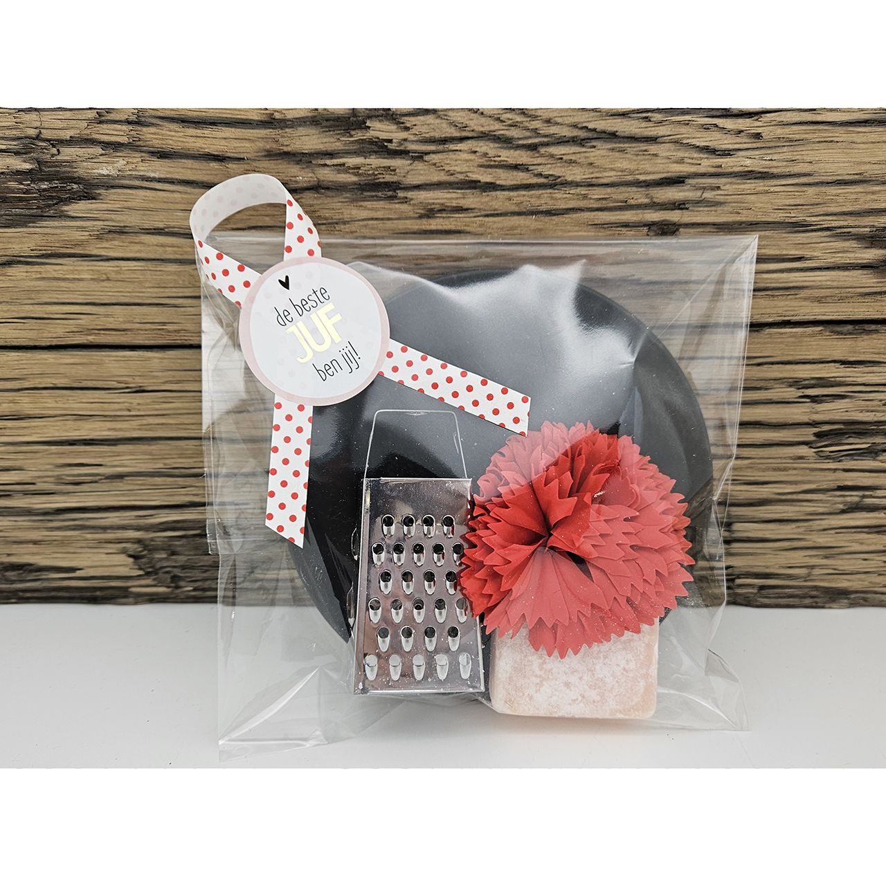 Roze rode zeepbloem amber blokje setje juf collega kerst Cadeautje kerst juf collega amber blokjes zeepbloemen rasp verpakt rood roze